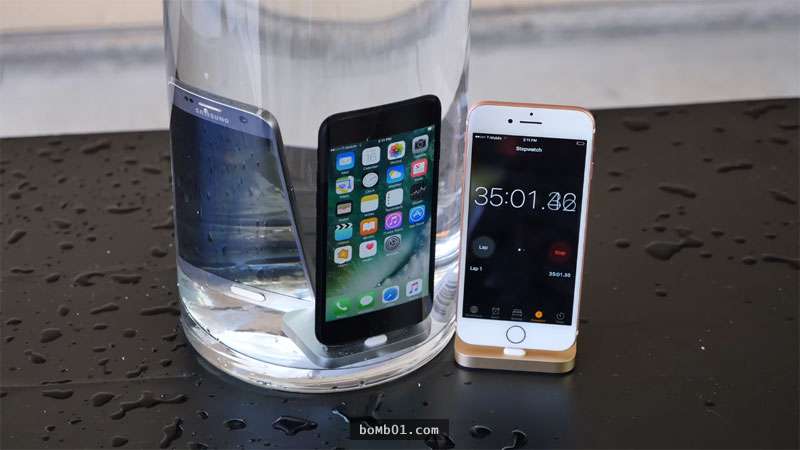 他把iPhone7放入水中測試抗水效果還帶著它跳水游泳，實驗結果證明了蘋果公司公布的防水等級根本不對啊！
