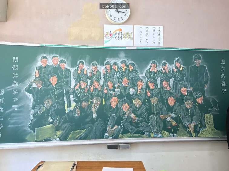 老師花了7.5小時為同學們「親手畫下」畢業禮物，看到黑板上的這一幕所有人都哭了。