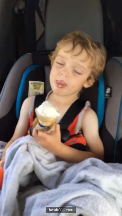 超睏小男孩想在「睡覺的同時還能繼續吃冰淇淋」，結果鏡頭錄下他堅持的畫面讓大家都被萌翻了！
