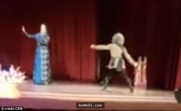 48歲舞蹈演員在台上「突然逼真地倒地不起」，觀眾拍手歡呼完下一秒才驚覺自己的掌聲蠢斃了…