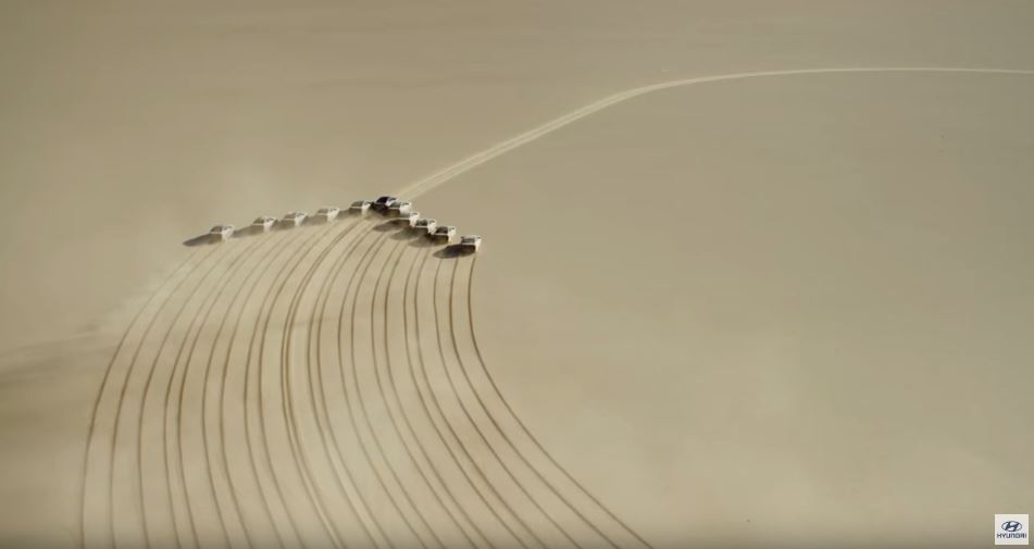 寄情書給太空人爸！小女孩找來「11輛車沙漠狂奔」　完成「史上最巨沙畫」地球外都看得見～