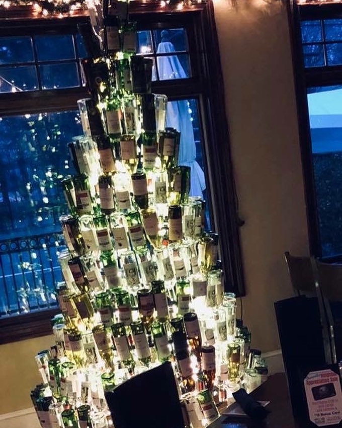 外國超夯「酒瓶聖誕樹」各種華麗　網讚神點子：喝完再利用超環保