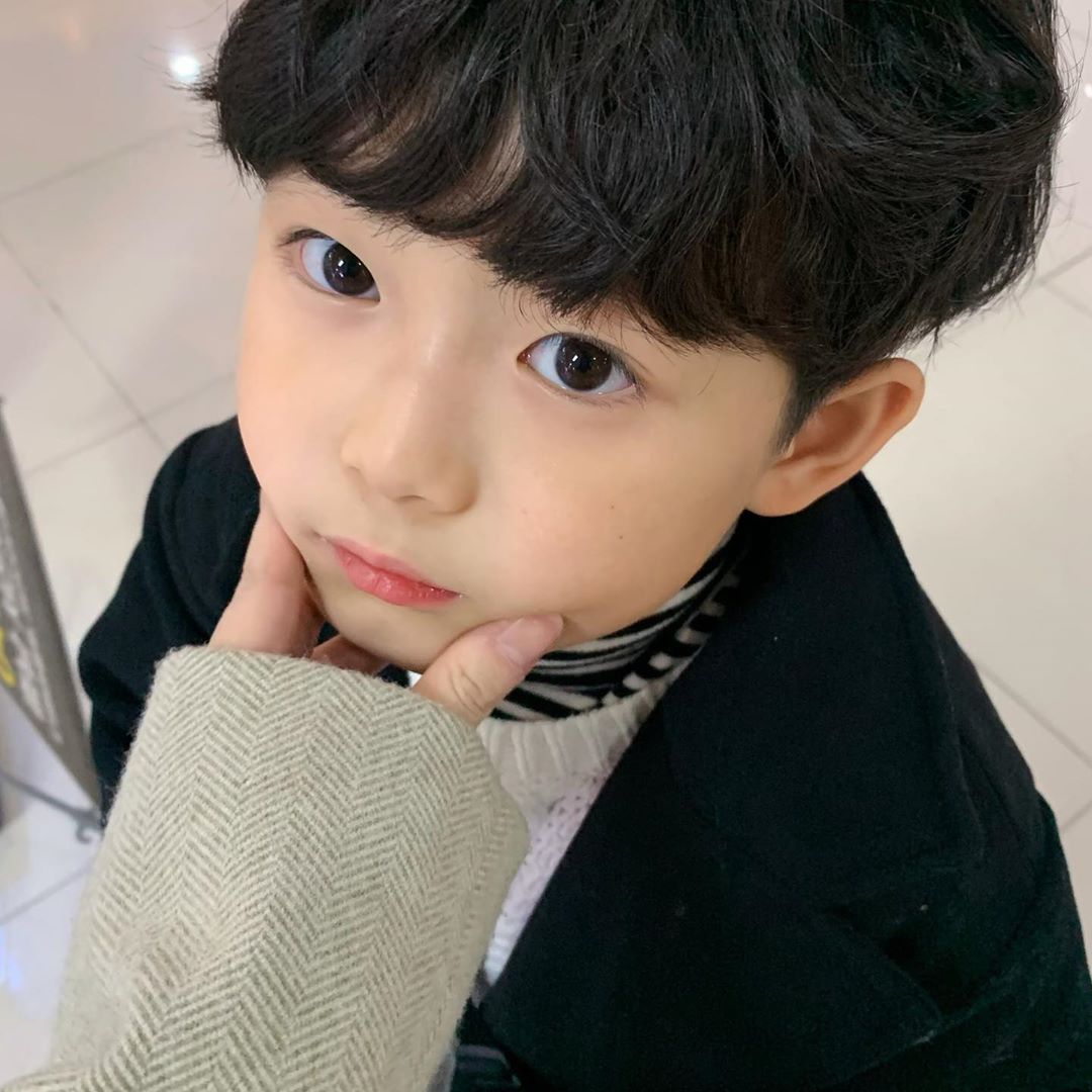 這是天使吧♡ 韓國正太「顏值超標」萌暈姐粉 媽媽也超正「驚艷同框照」:基因太強大!
