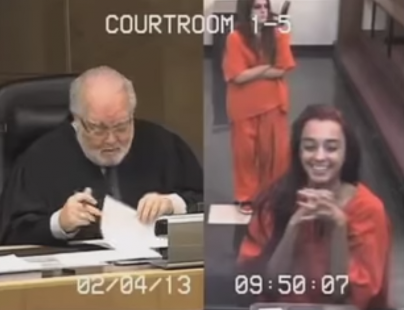 法官面前裝可愛、比中指　18歲女孩遭「重判」當庭嚇傻