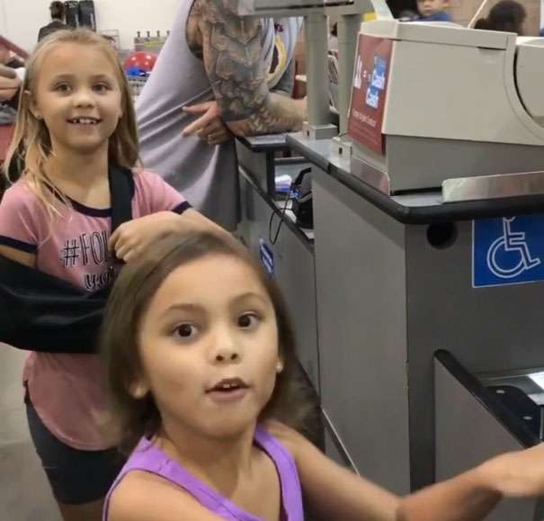 小女孩在超市看見「真人版毛伊」High翻　下秒員工獻上「專屬粉絲福利」把氣氛炒到最高點