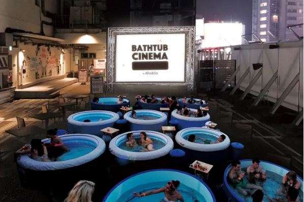 沒有更狂！　日本推「露天泡澡電影院」　喝酒、泡澡、看電影一次滿足