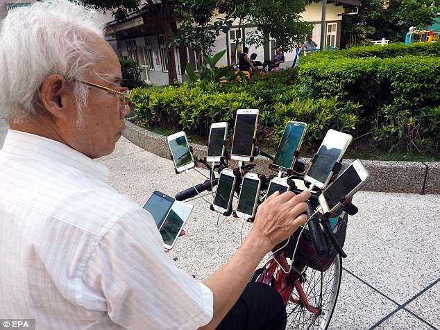 70歲「寶可夢阿伯」自備11支手機抓寶　老外看了他的裝備也膜拜