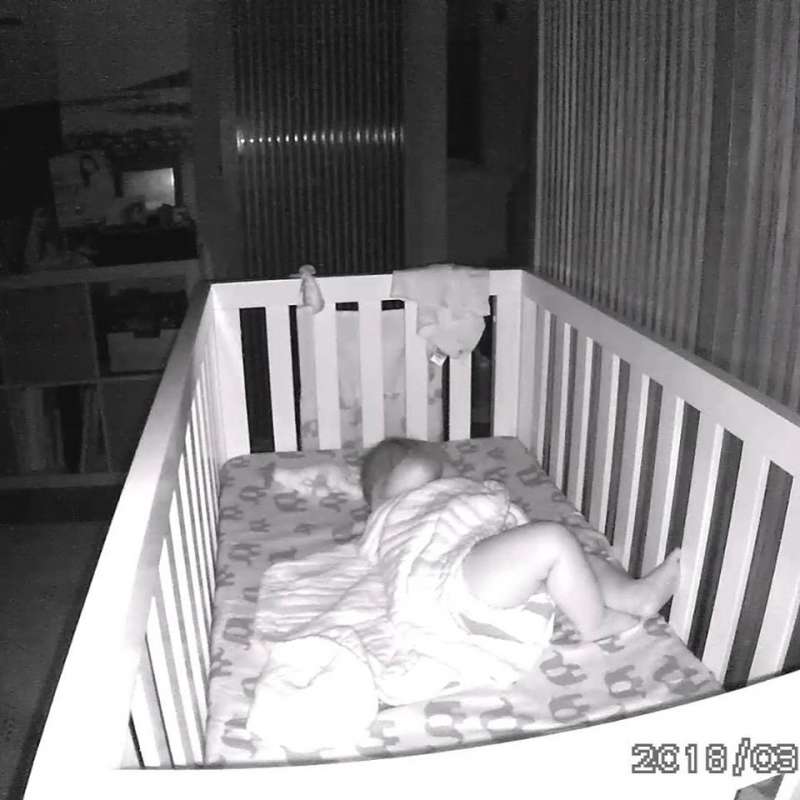 Janet不敢相信寶寶會讓自己睡滿8小時　PO超豪邁睡姿讓網友好害羞