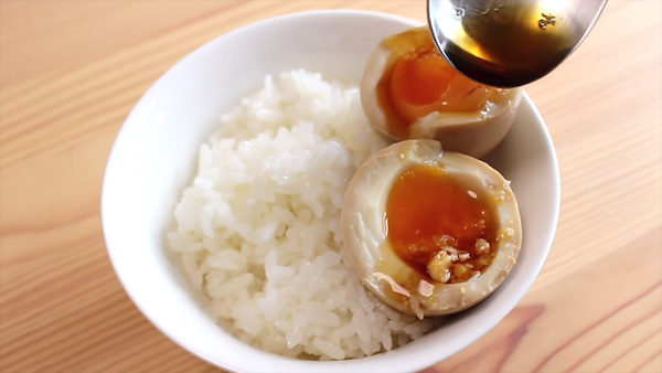 教你簡單做出「日式溏心蛋」　切開的「金色蛋黃」讓人淪陷了