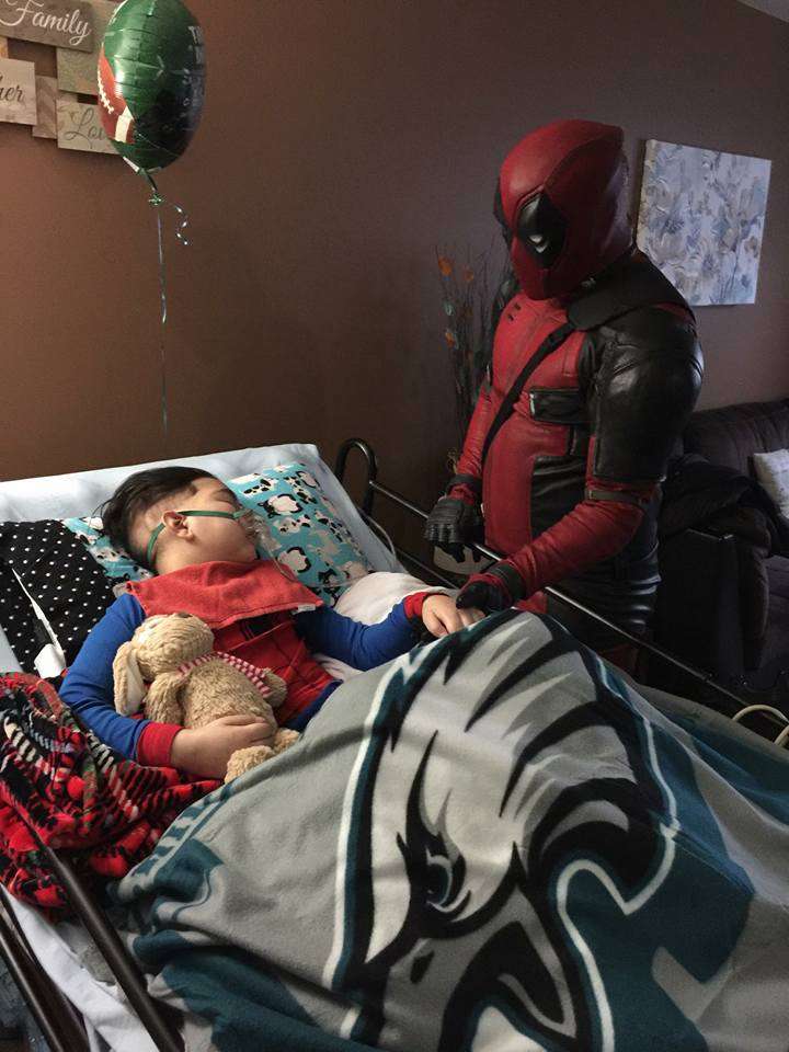 「死侍」Coser拜訪癌末病童幫他圓夢　反差暖舉證明「他在現實也是真英雄」