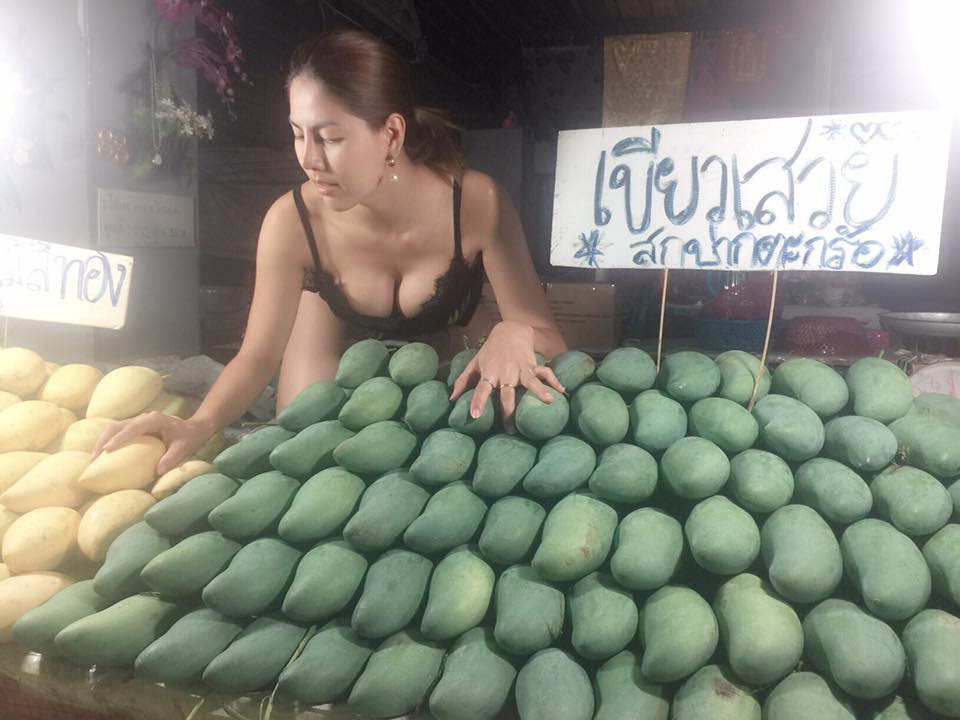 人客來看喔！泰國老闆娘賣很大顆很甜的芒果，加碼表演「全裸切鳳梨」女人怒罵、男人爽翻！