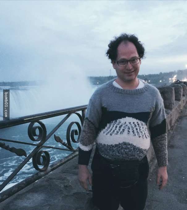 他用沒有人想到的方法拍攝「最獨特旅遊紀念照」，全世界的景點都織在他的毛衣上了！