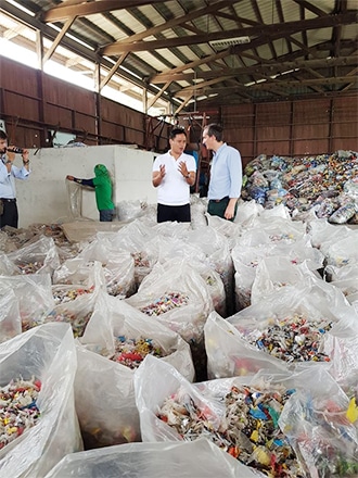 讓塑膠垃圾變實用椅子！　菲律賓推超棒環保計畫「170萬學生將受益」
