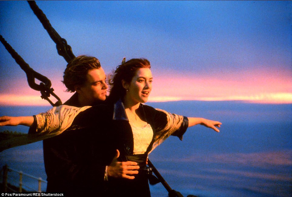 相隔20年鐵達尼號主角真的成為情侶？兩人同住別墅「攬肩摸背」互動超甜蜜！