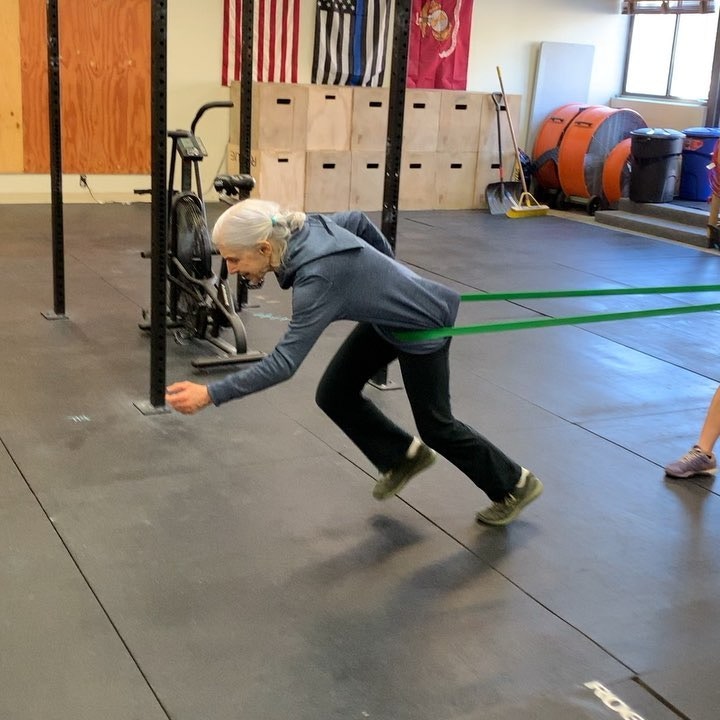 72歲狂嬤天天去健身房　一秀「超猛手臂肌」比年輕人還壯