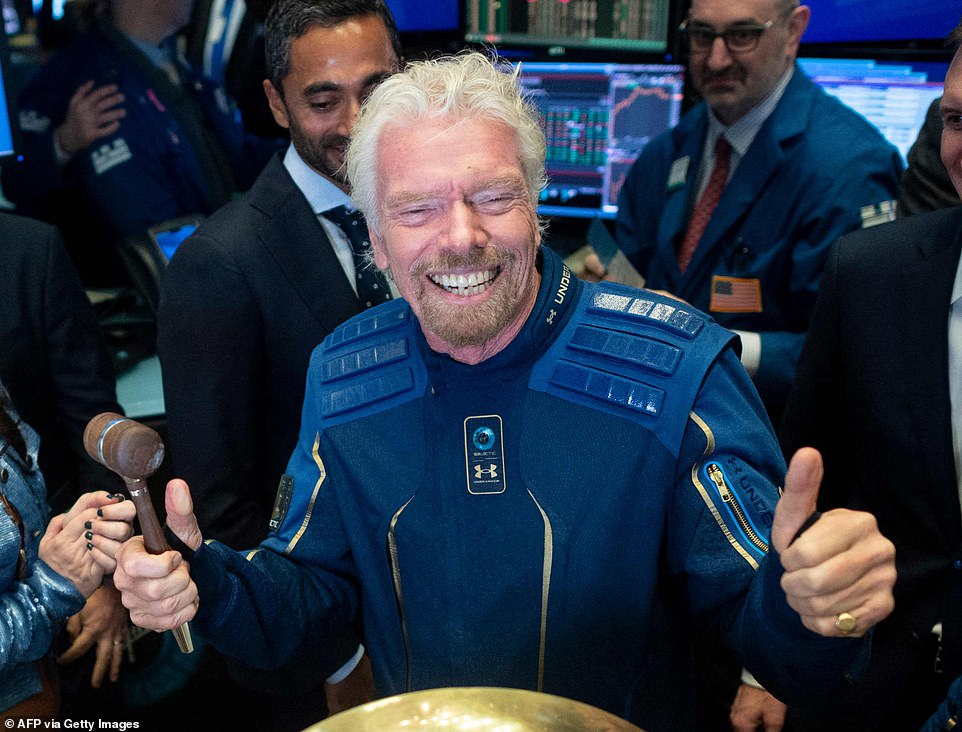 搶先貝佐斯！70歲維珍董座「太空之旅」完成　成為首位上太空億萬富翁！