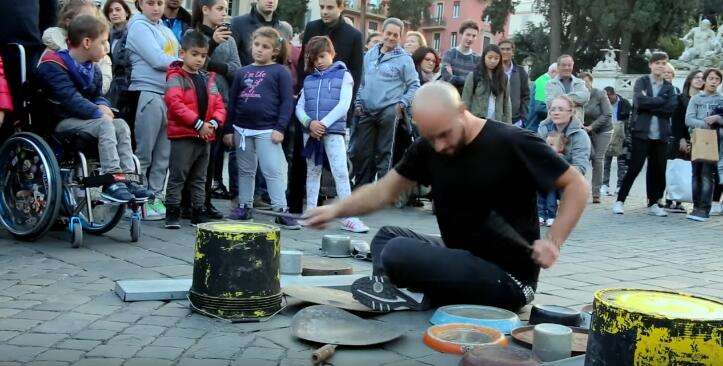街頭藝人拿出一堆廢舊桶鍋　強打擊樂讓路人全聽呆了