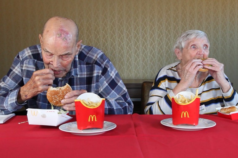 99歲生日願望！阿公阿嬤「人生第一次吃速食」　驚艷大麥克並評比這間最佳