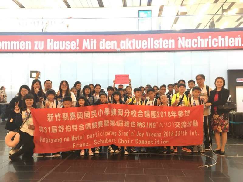 台灣偏鄉小孩抵達歐洲圓夢　「快閃開唱」外國人全拍手鼓掌