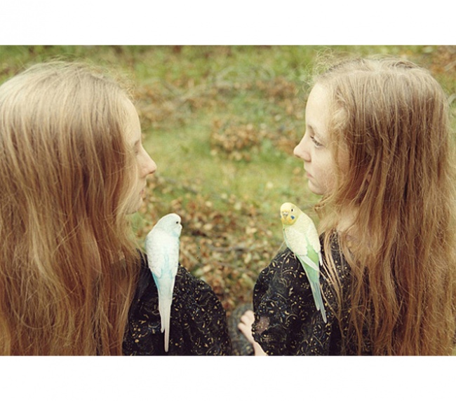 每年幫「冰島雙胞胎姊妹」拍照　日攝影師：無法停止想像她們17歲的模樣
