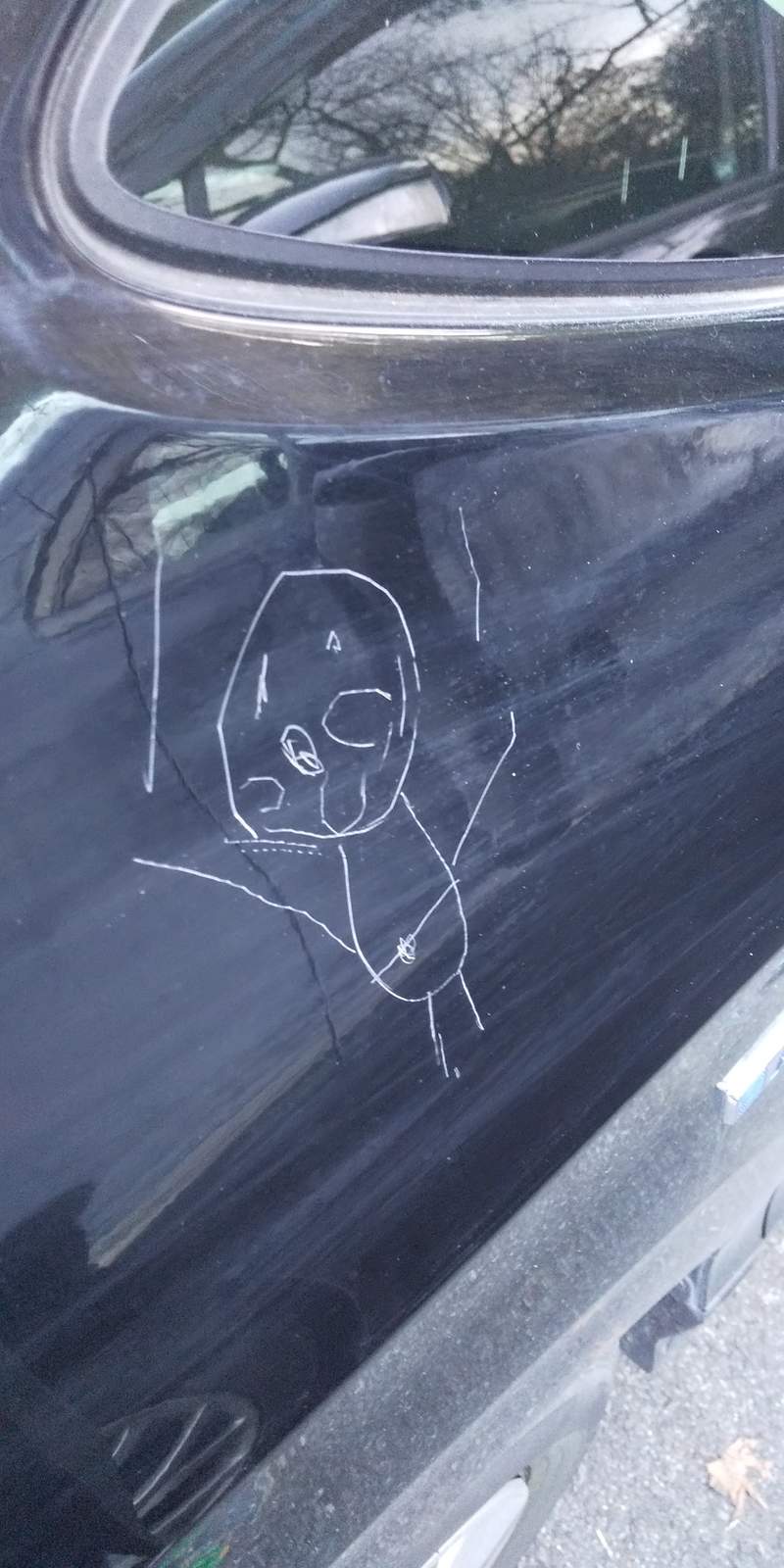 養小孩好難！4歲女兒汽車上塗鴉「麵包超人」　爸爸含淚收下禮物：畫得很好