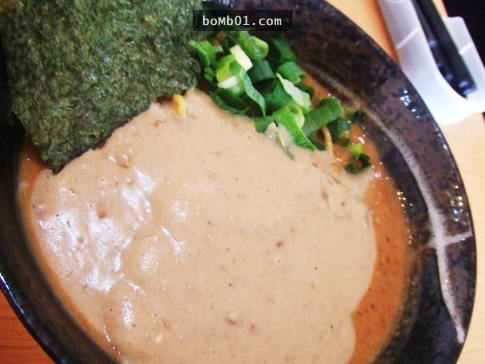我本來不相信這就是「全日本最濃的拉麵」，但看到「超驚悚湯頭照」後我就再也不敢懷疑了…