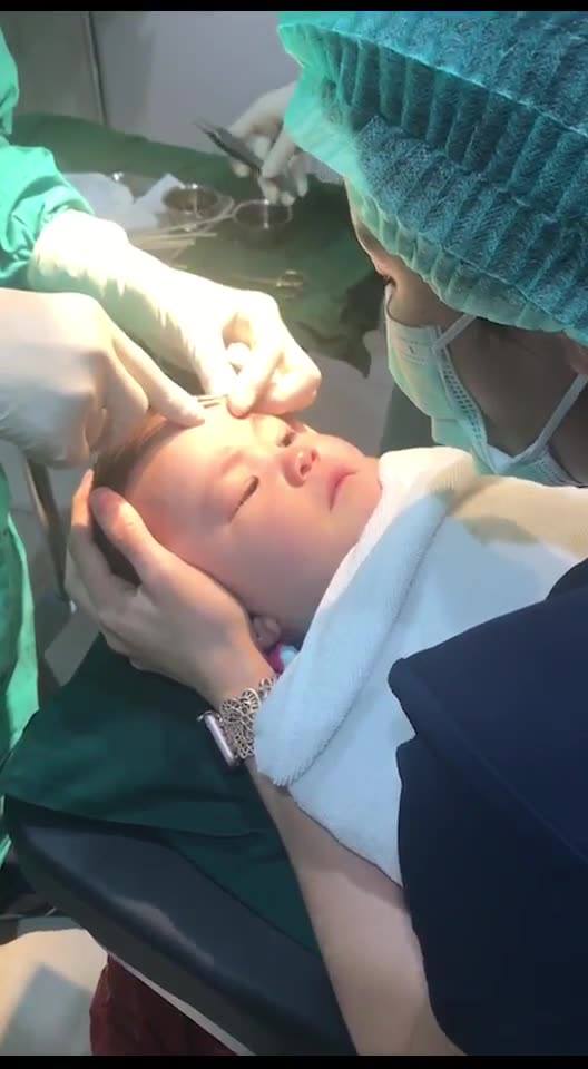 小女嬰在手術台上縫合額頭傷口害怕到想哭，但媽媽的「超溫柔歌聲」讓她撐到最後一滴淚也沒掉！