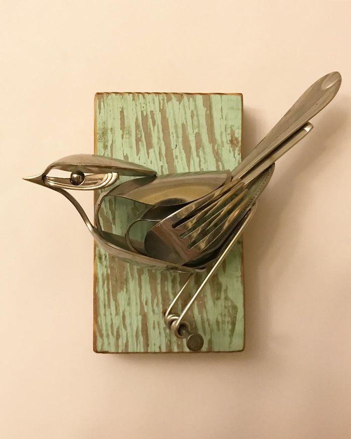 舊叉子、湯匙變成一隻鳥　藝術家「給舊餐具新生」塑造栩栩如生動物