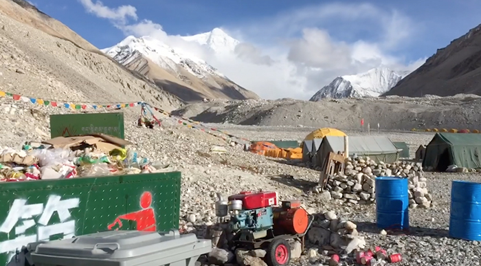 「世界第一高峰」慘變垃圾掩埋場　 登山隊「清出8.5噸」堆滿山頭畫面太驚人