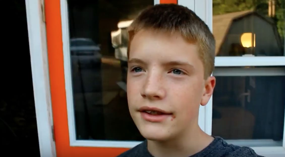 13歲男孩用1500美元蓋好自己的小房子，他一打開門所有人都不敢相信全都是他DIY的！