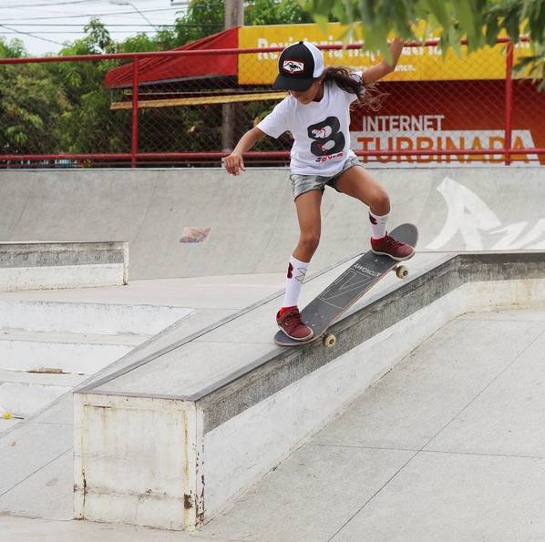 巴西小女孩穿上仙女服裝玩滑板「驚呆全世界」，她的技術厲害到大人也要跪著看完！