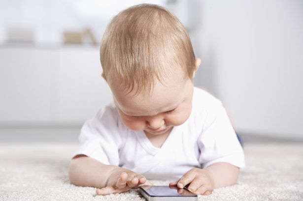 2歲以下孩童「不可以給他們玩手機」　科學家：20年後8.3萬人恐看不見
