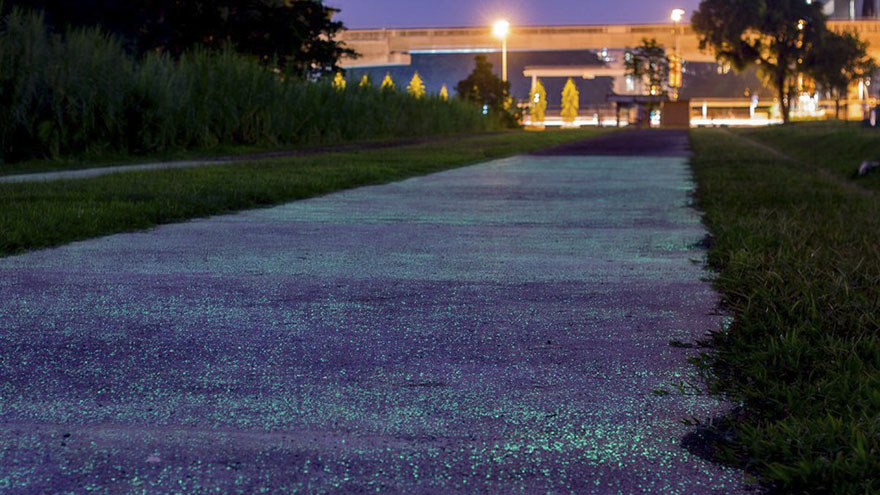新加坡打造夜間自動發光的「星空走廊」，宛如「漫步在銀河」的夢幻景象讓各國網友狂讚！