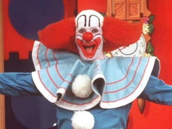 《牠》裡面的恐怖小丑真的活在現實世界，穿上小丑服裝然後就開始失控地一直殺小孩…