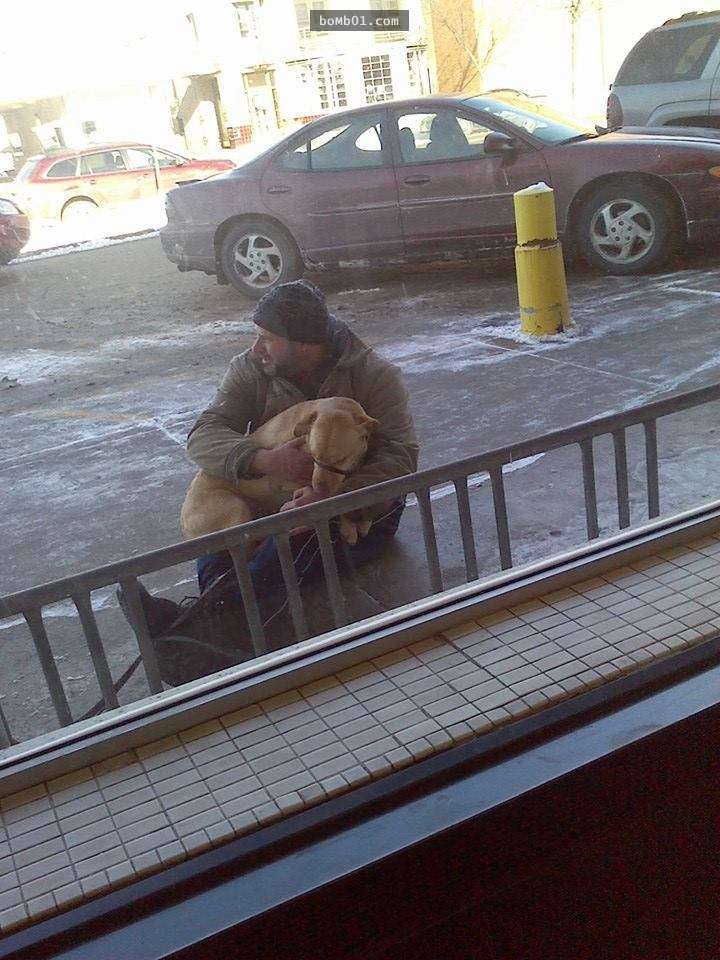 主人在零下25度把嘴巴被封住的狗狗綁在郵局外，下一秒「他」看不過眼決定衝過去…