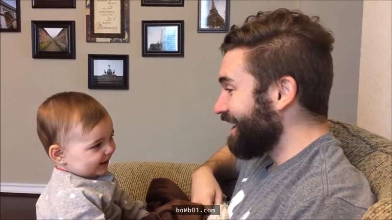 7個月大的小女嬰突然看到「剃掉大鬍子的爸爸」當場石化，她之後令人噴飯的反應肯定讓爸爸超受傷！