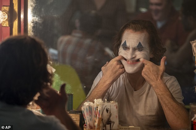 徹底拍出現代人的疏離　《小丑》榮登全球首部「票房10億」的R級漫改電影！