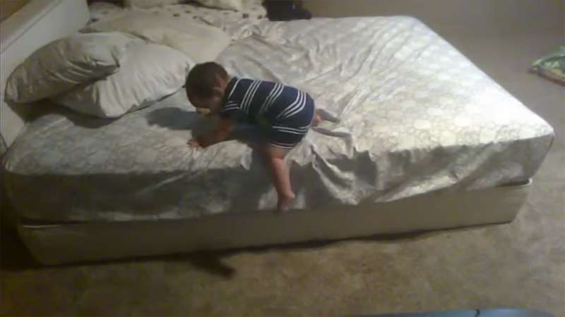 機智小嬰兒用枕頭當「肉墊」從床上安全軟著陸　爸媽驚呼：「天才兒子！」