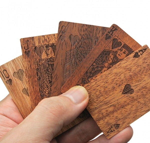 內心長不大的大人必備！日本超鬧「木製小物」　木頭撲克牌確定能玩？
