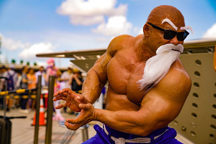 日本健身狂人Cosplay成地表最強「肌肉龜仙人」，他一出場就讓路人尖叫搶著要合照！