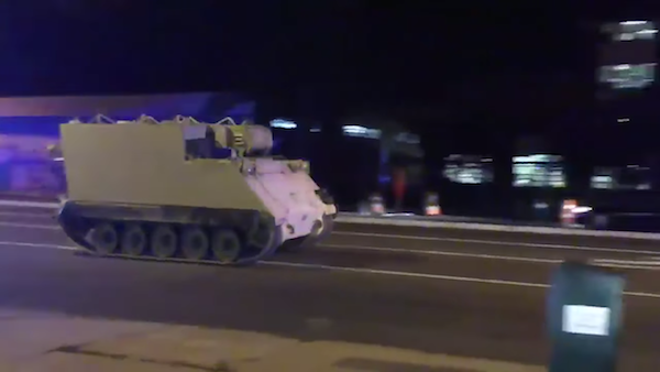 俠盜獵車手真實版！　美國大兵偷開裝甲車　在市區被10幾輛警車狂追
