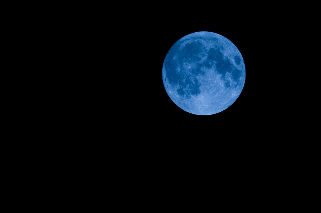 記得抬頭看天！今年僅一次「罕見藍月亮」　恰逢萬聖節當晚登場