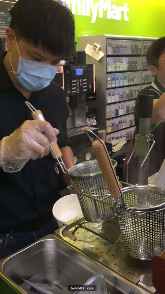 台灣超商店員正式被網友認證為「全世界最萬能的勞工」，現在他們連現煮麵也必須全程負責啊！