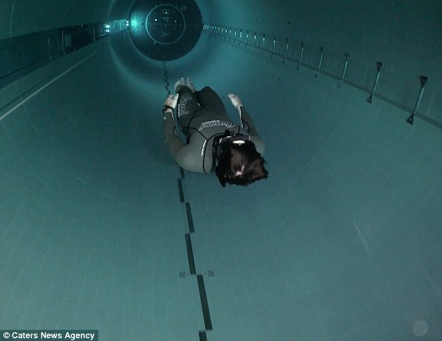 潛水家挑戰「40公尺最深泳池」　令人感覺快要窒息的過程太猛