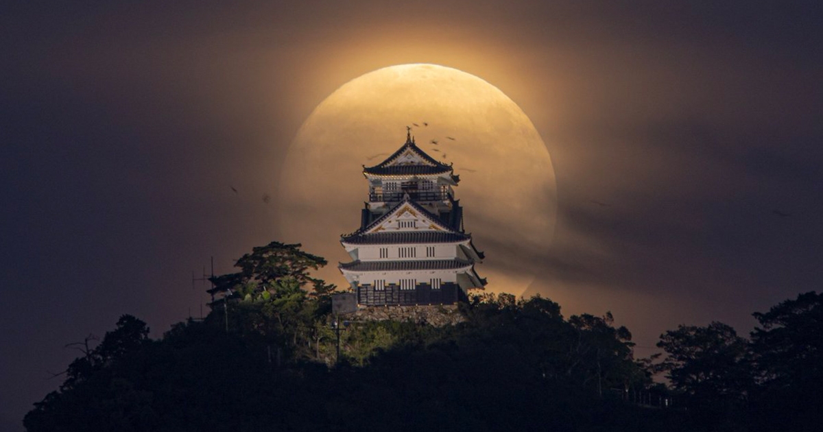 日本中秋出現「黑雲繞月」超唯美　網熱議：準備進Boss關？