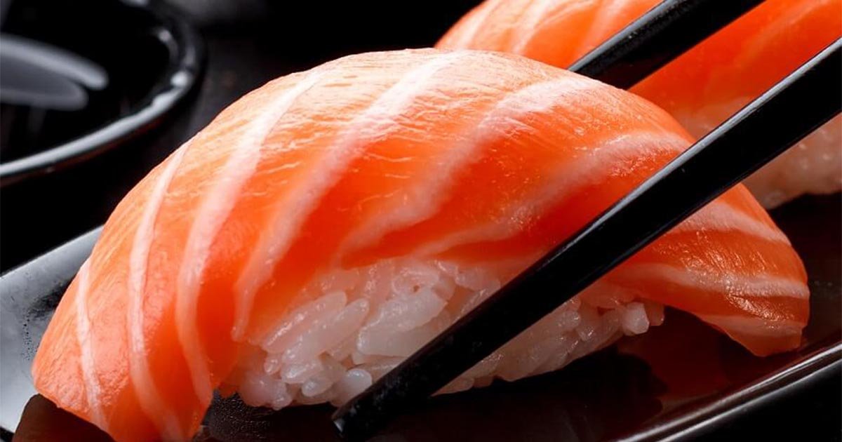 同鮭魚盡！爭鮮「2款鮭魚壽司」調漲10元　業者無奈：賣一盤賠一盤
