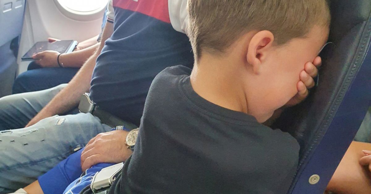 6歲小孩搭機「窗邊座位」被坐走！　「只能坐走道」他崩潰大哭