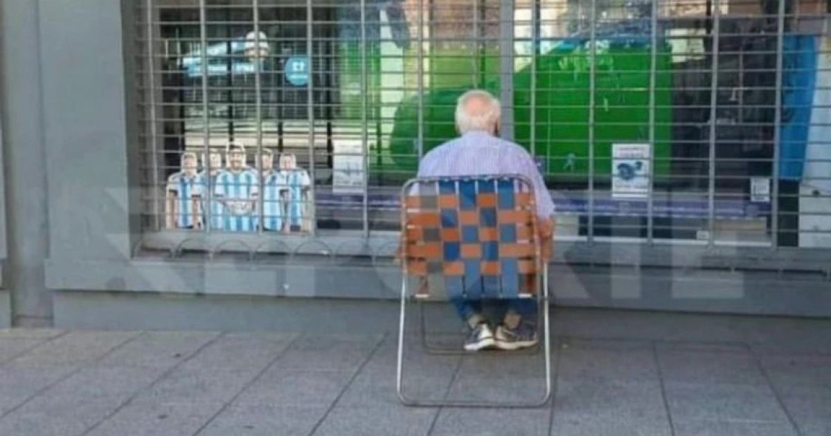 暖心！83歲阿根廷球迷「隔櫥窗看世足」　爆紅收到一台大電視