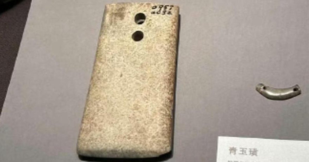 穿越時空？文物展出驚見「7000年前智慧型手機」　網愣：還有雙鏡頭！