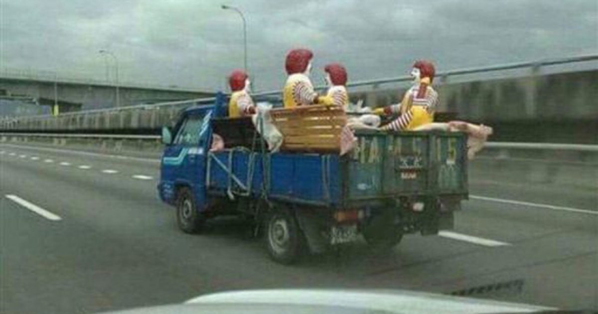 「麥當勞叔叔」坐滿車！網見奇特畫面笑瘋：員工旅遊嗎？